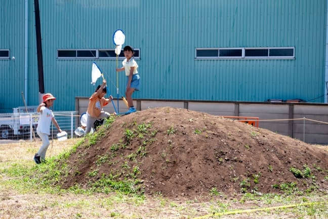 子どもと広場の画像